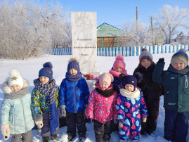 Торжественное возложение цветов к памятникам Воинской Славы. Торжественное возложение цветов к памятникам Воинской Славы.